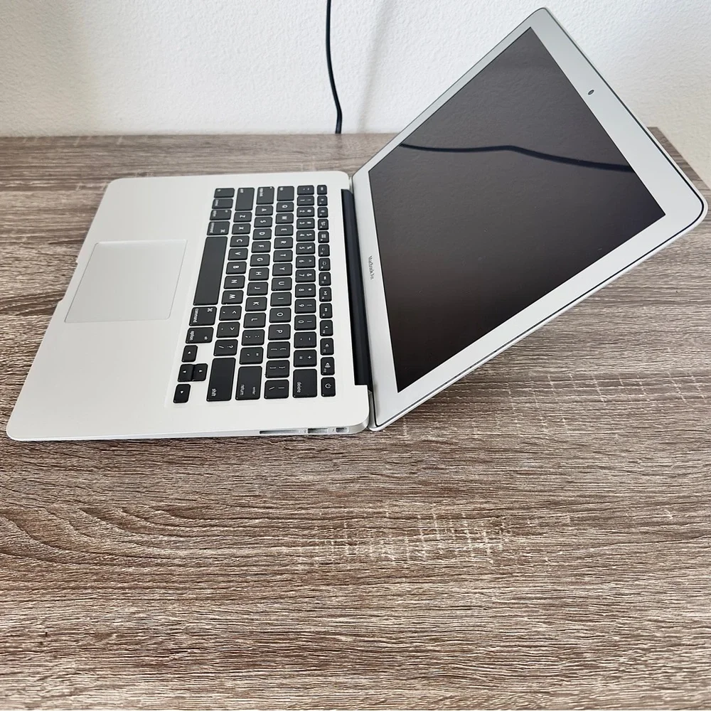 Apple MacBook Air Laptop i5 1.6GHz 13